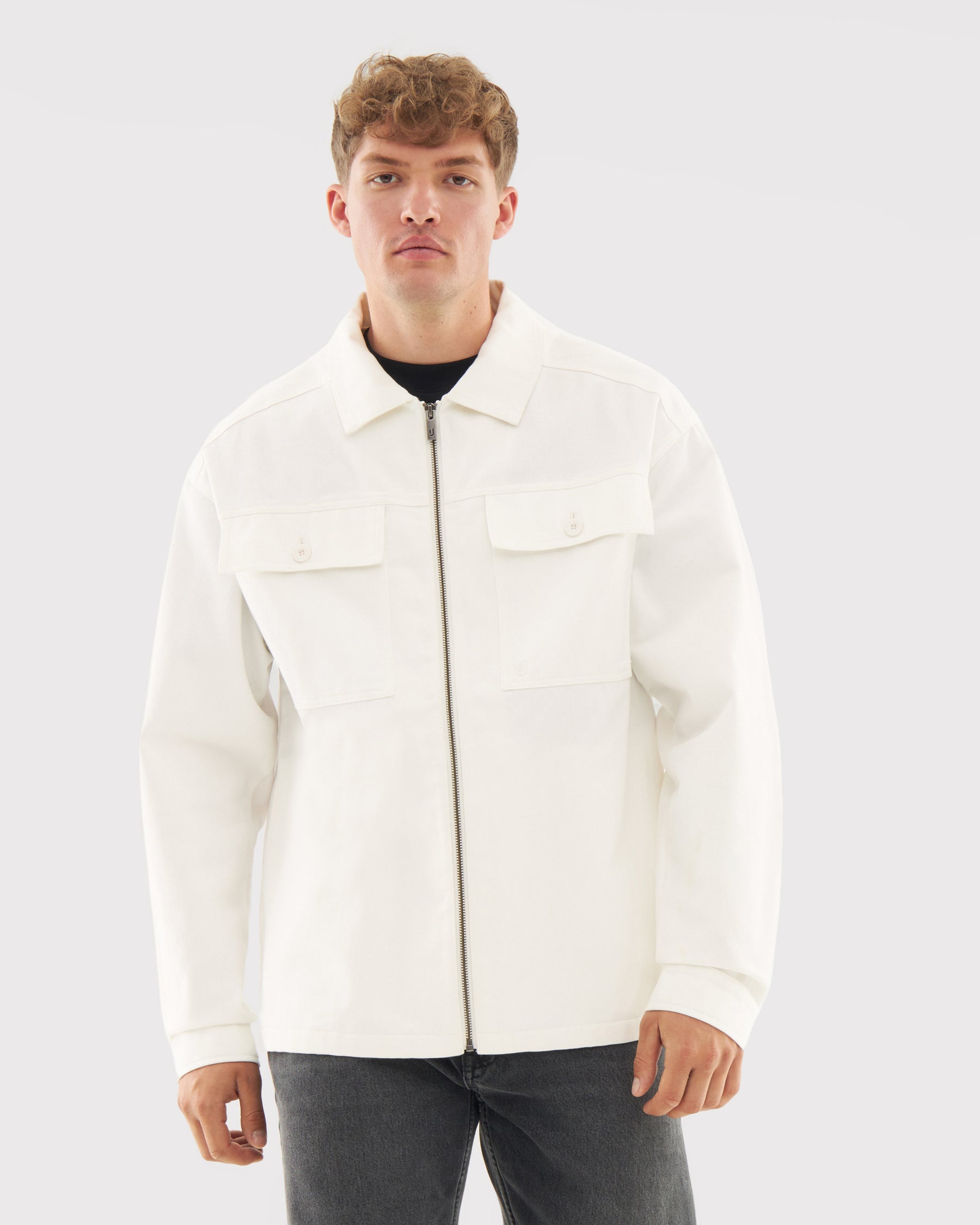 Mann trägt cremefarbenes Overshirt 'Cameron' mit Reißverschluss und Klappentaschen