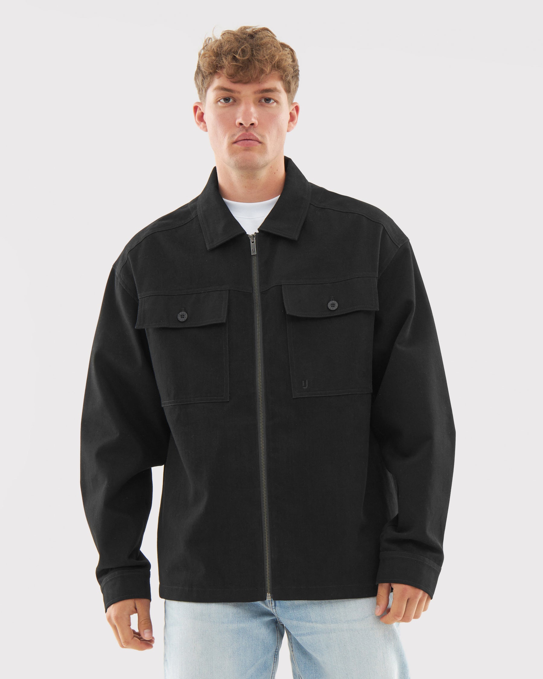 Schwarzes Overshirt 'Cameron' mit Reißverschluss und Brusttaschen, getragen von männlichem Model