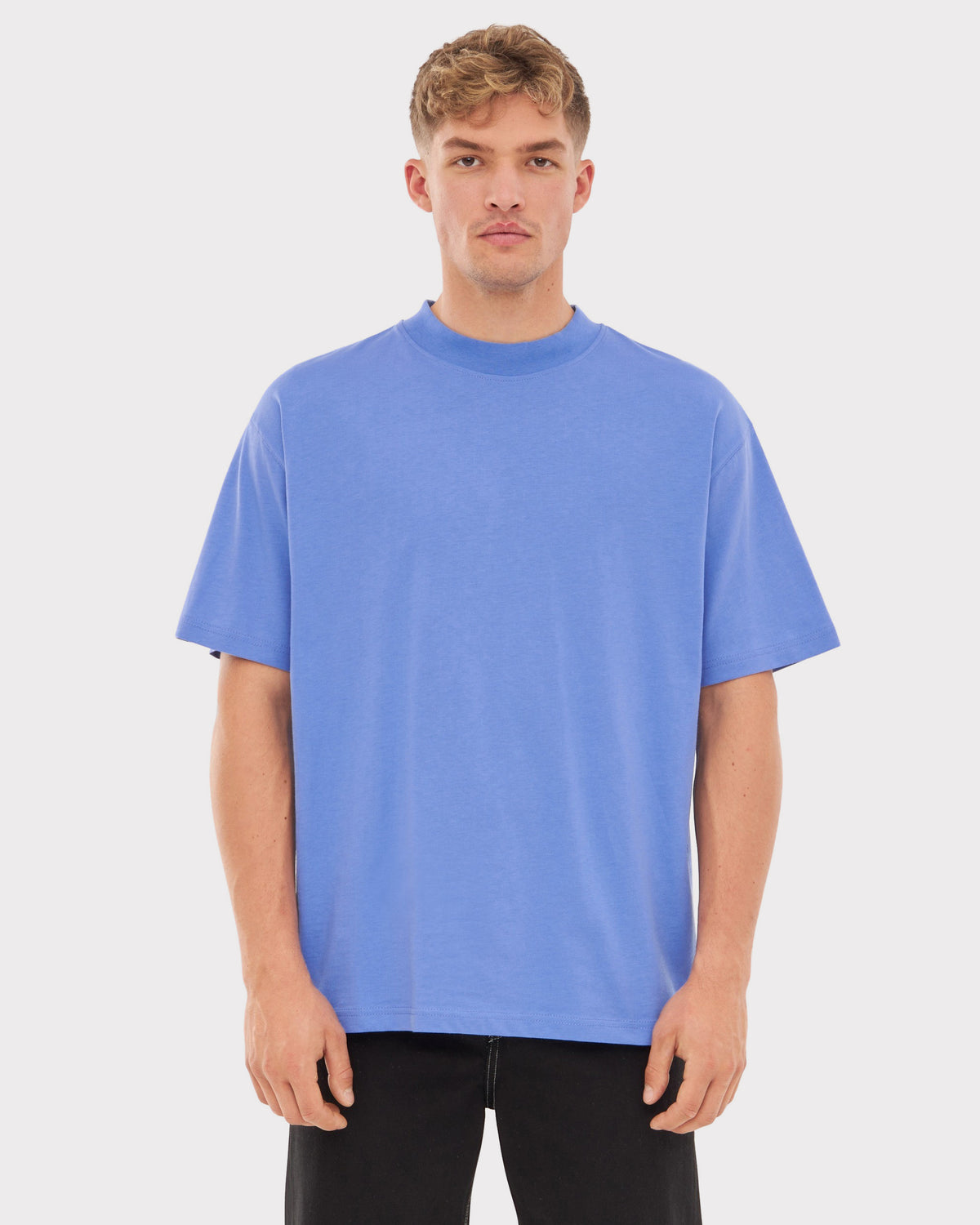 Mann trägt blau-lila Oversize-T-Shirt 'Sammy JU' mit kurzen Ärmeln