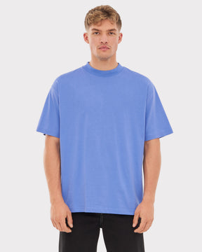 Mann trägt blau-lila Oversize-T-Shirt 'Sammy JU' mit kurzen Ärmeln