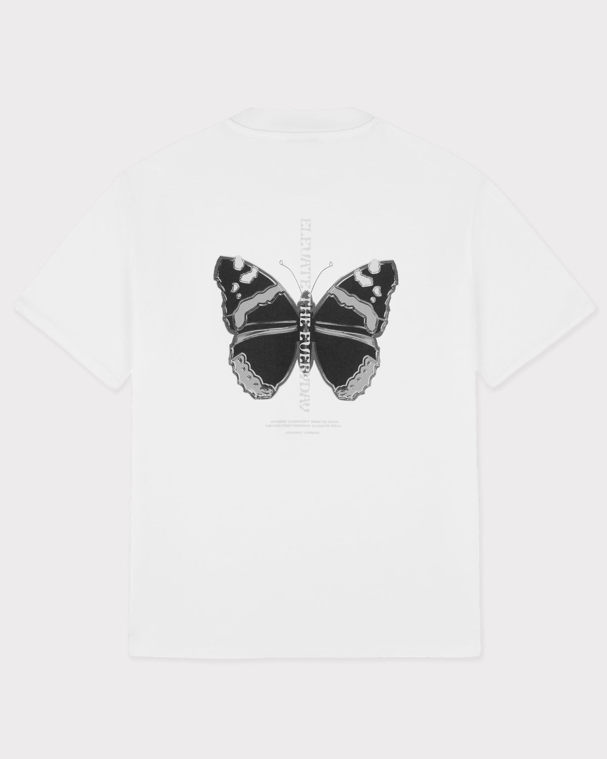 Weißen Oversize-T-Shirt mit großem, schwarzem Schmetterlingsdruck und dem Text 'Elevate The Everyday' in der Mitte