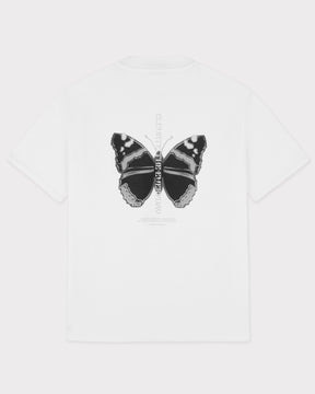 Weißen Oversize-T-Shirt mit großem, schwarzem Schmetterlingsdruck und dem Text 'Elevate The Everyday' in der Mitte