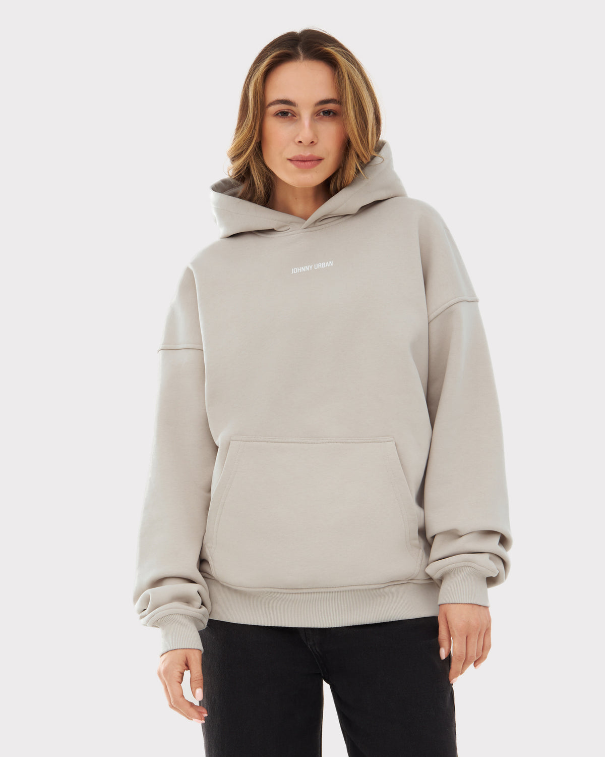 Frau trägt oversized beigen Hoodie 'Cody' mit Johnny Urban Print und Kängurutasche