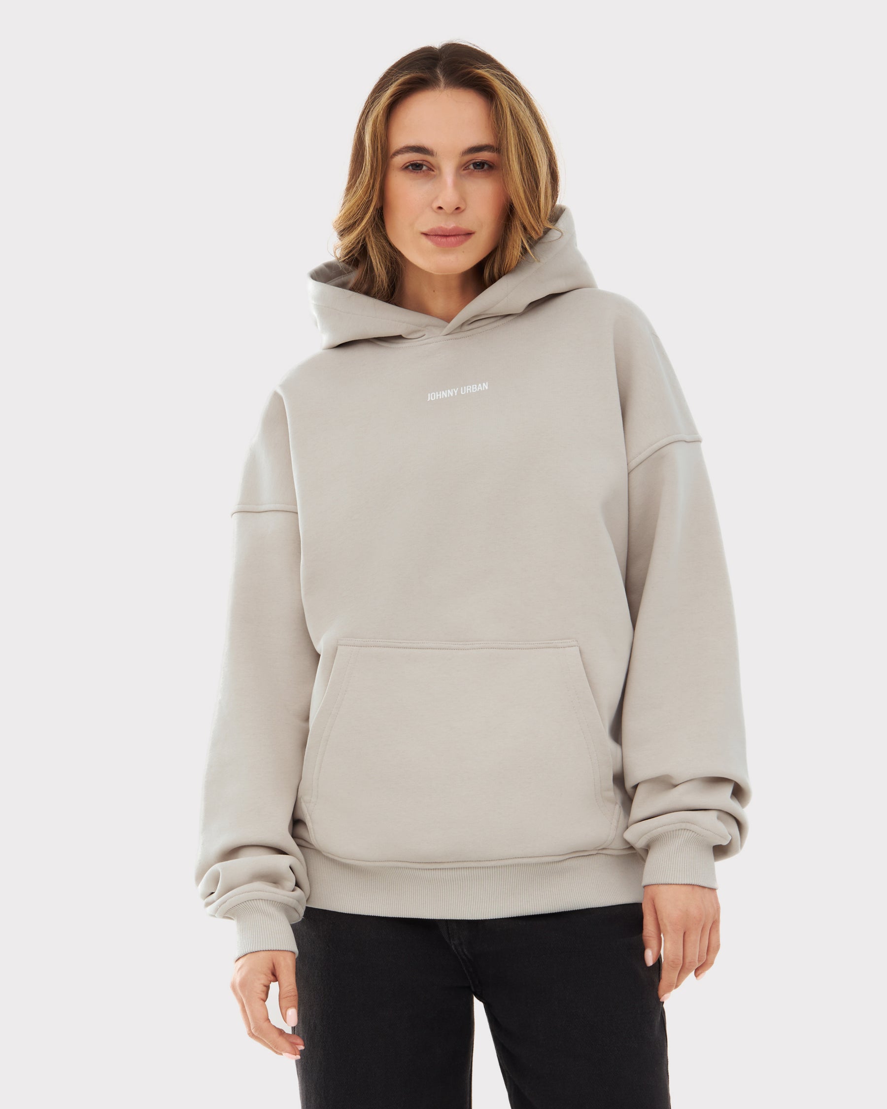 Frau trägt oversized beigen Hoodie 'Cody' mit Johnny Urban Print und Kängurutasche