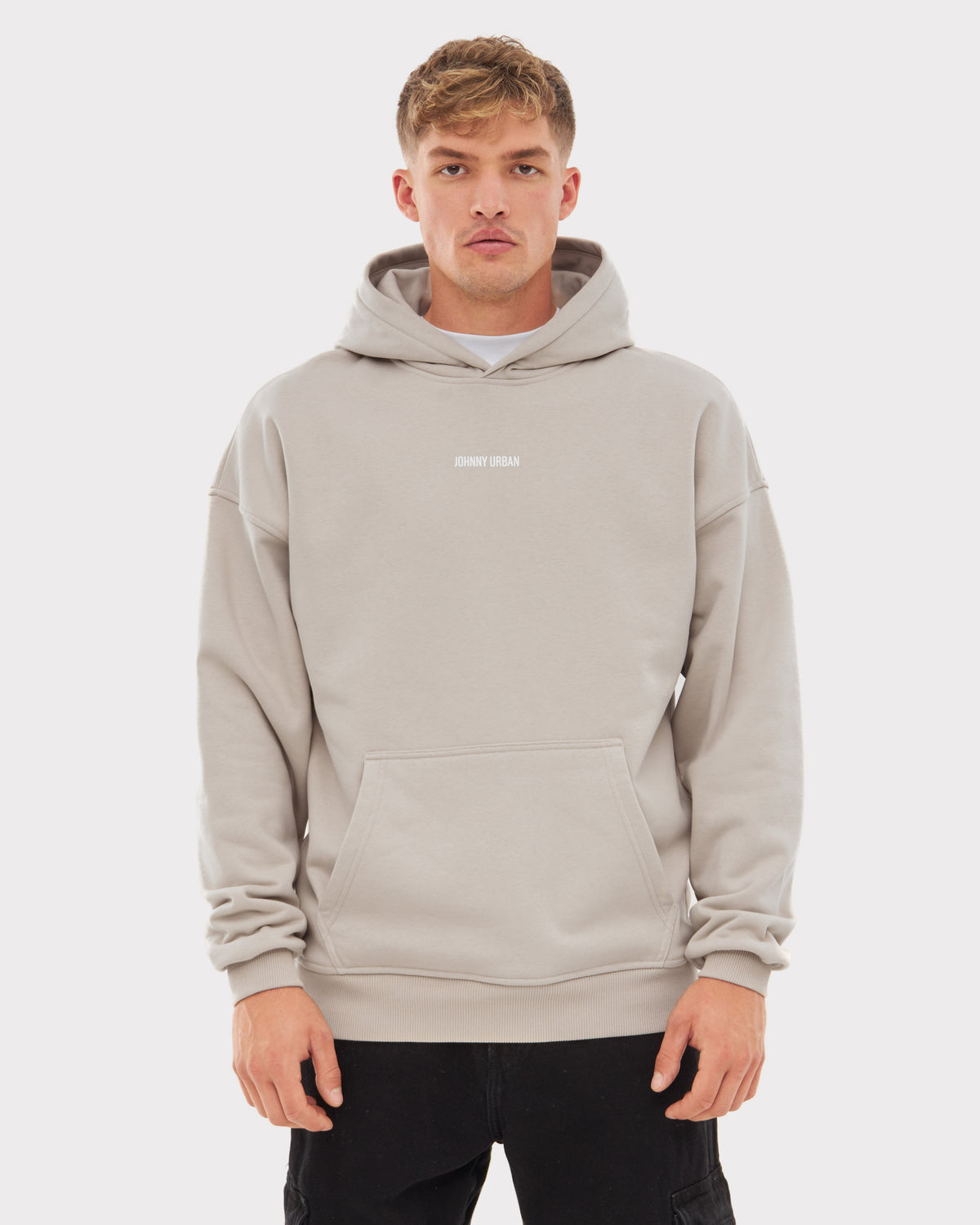 Beiger Oversized Hoodie 'Cody' mit kleinem Johnny Urban Print, getragen von einem Mann