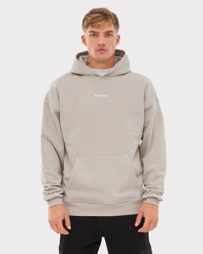 Beiger Oversized Hoodie 'Cody' mit kleinem Johnny Urban Print, getragen von einem Mann