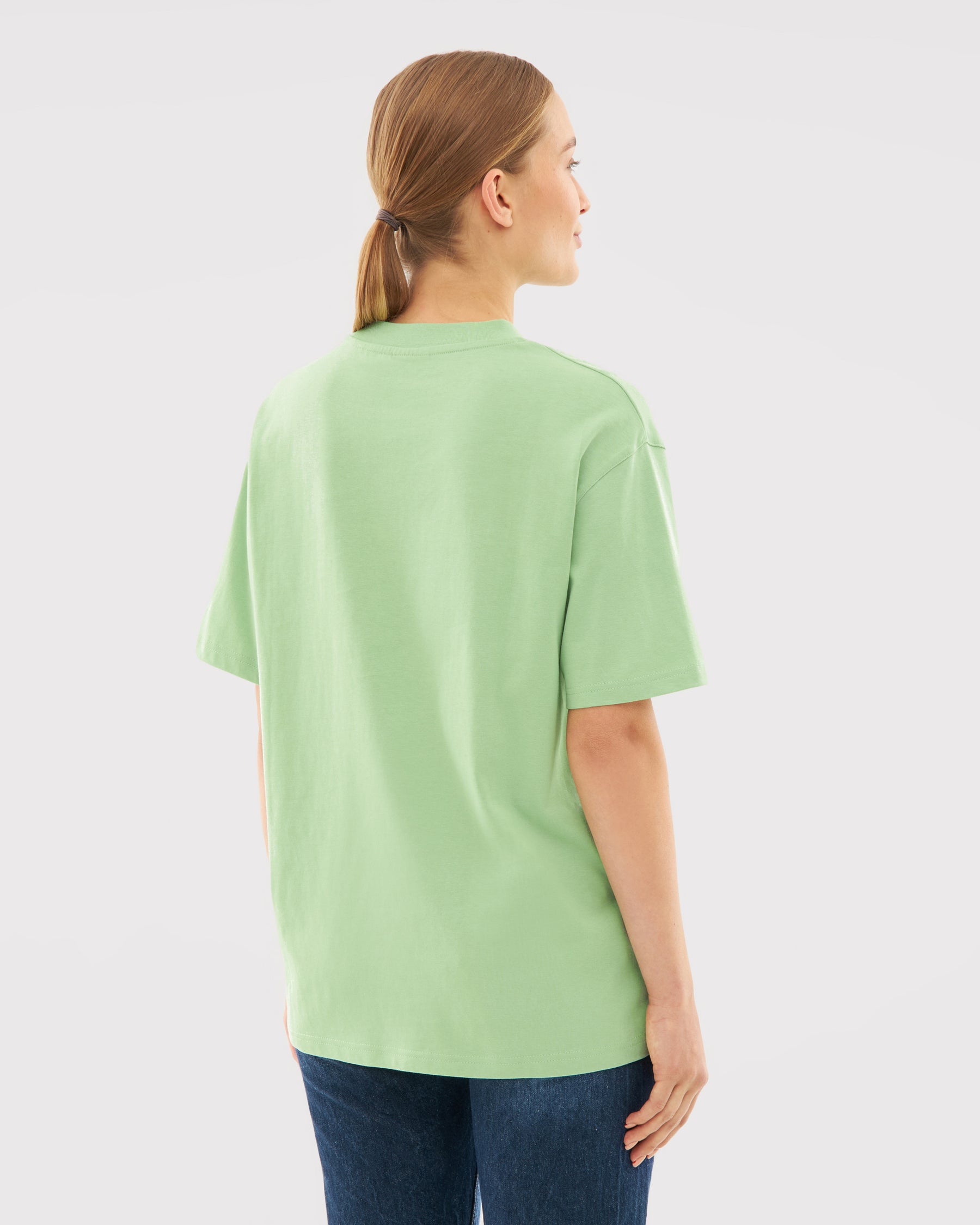 Damen trägt oversized T-Shirt 'Sammy' in salbeigrün, Rückansicht