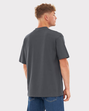 Mann mit Oversized-T-Shirt 'Sammy' in Grau von Johnny Urban, Rückansicht, kombiniert mit blauer Jeans