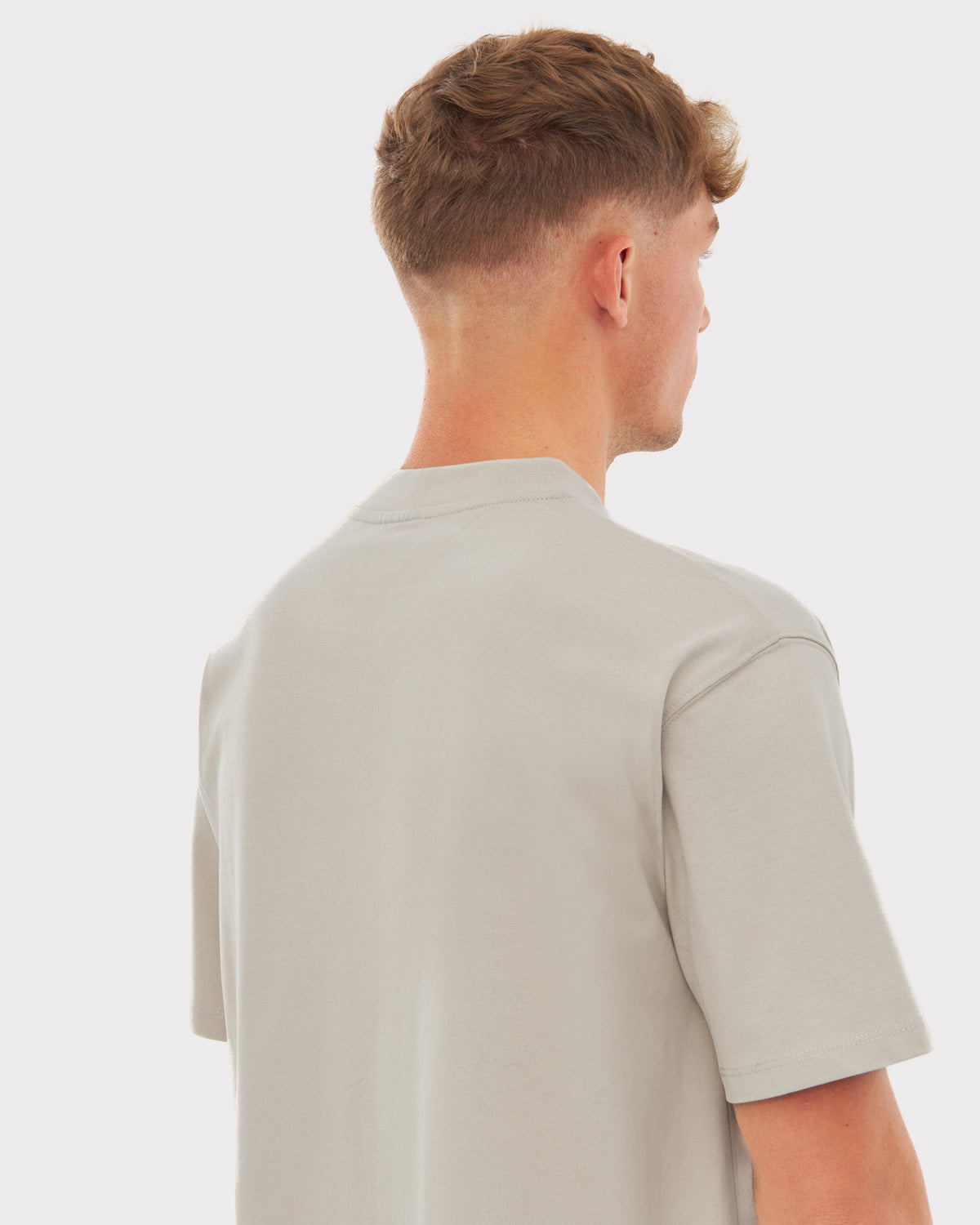 Rückansicht eines Mannes in beige oversized T-Shirt 'Sammy Johnny Urban' mit kurzem Ärmeln