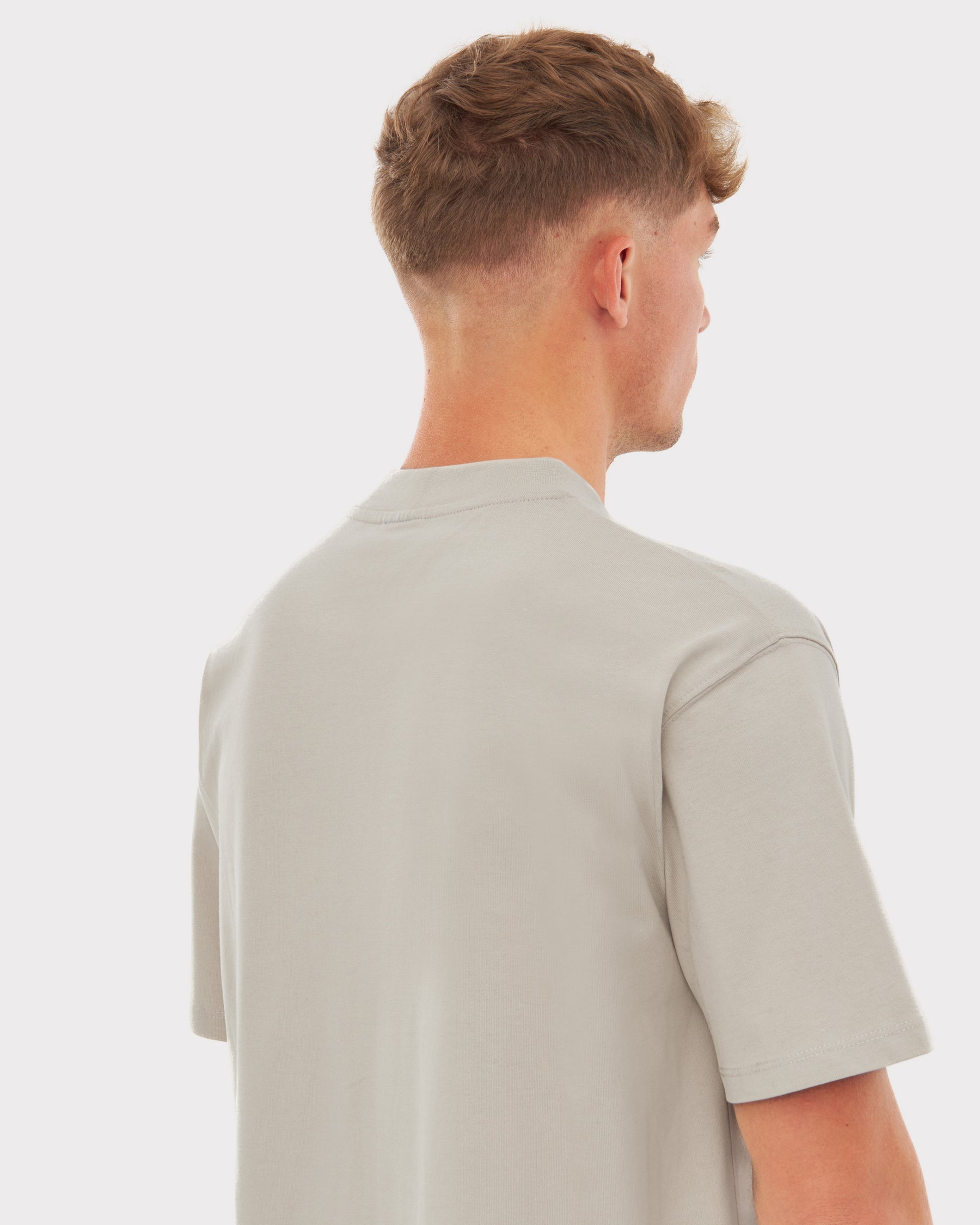 Rückansicht eines Mannes in beige oversized T-Shirt 'Sammy Johnny Urban' mit kurzem Ärmeln