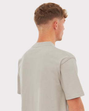 Rückansicht eines Mannes in beige oversized T-Shirt 'Sammy Johnny Urban' mit kurzem Ärmeln