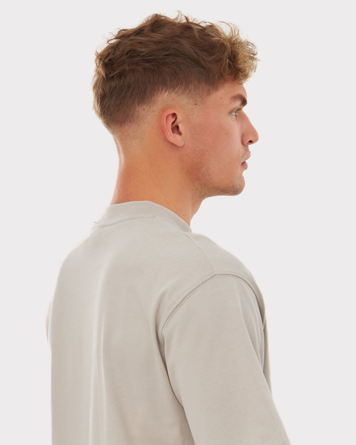 Mann von der Seite trägt beige oversized T-Shirt 'Sammy' von Johnny Urban