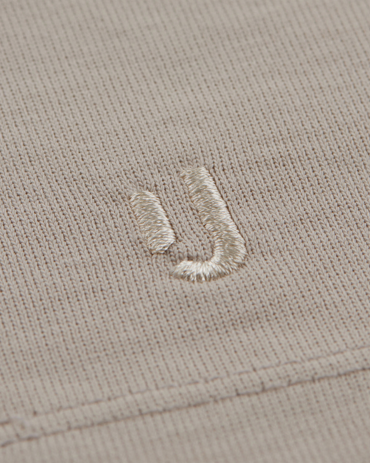 Beige-gemustertes Strickgewebe mit besticktem 'JU'-Logo auf T-Shirt 'Sammy'