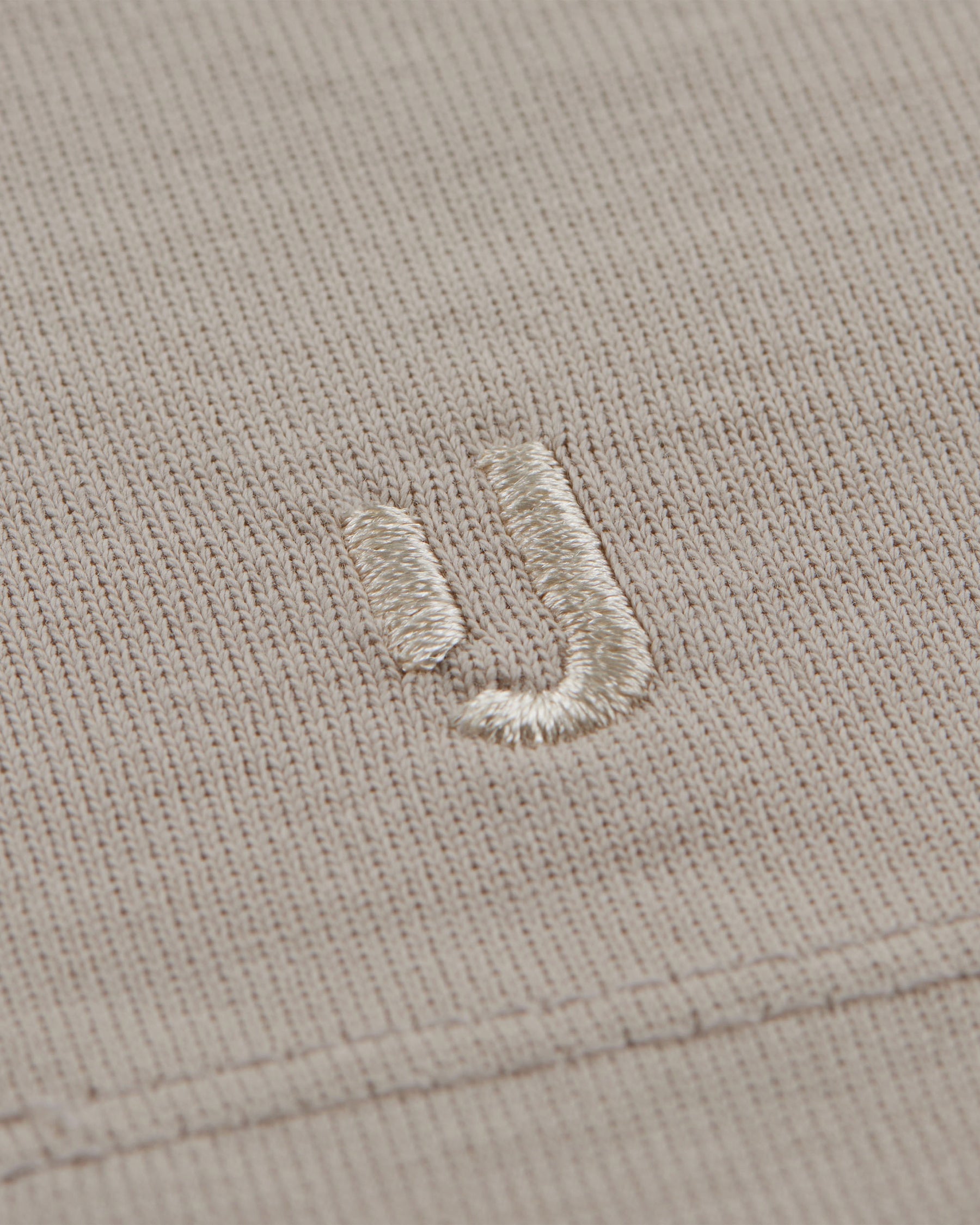 Beige-gemustertes Strickgewebe mit besticktem 'JU'-Logo auf T-Shirt 'Sammy'