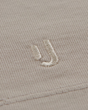 Beige-gemustertes Strickgewebe mit besticktem 'JU'-Logo auf T-Shirt 'Sammy'
