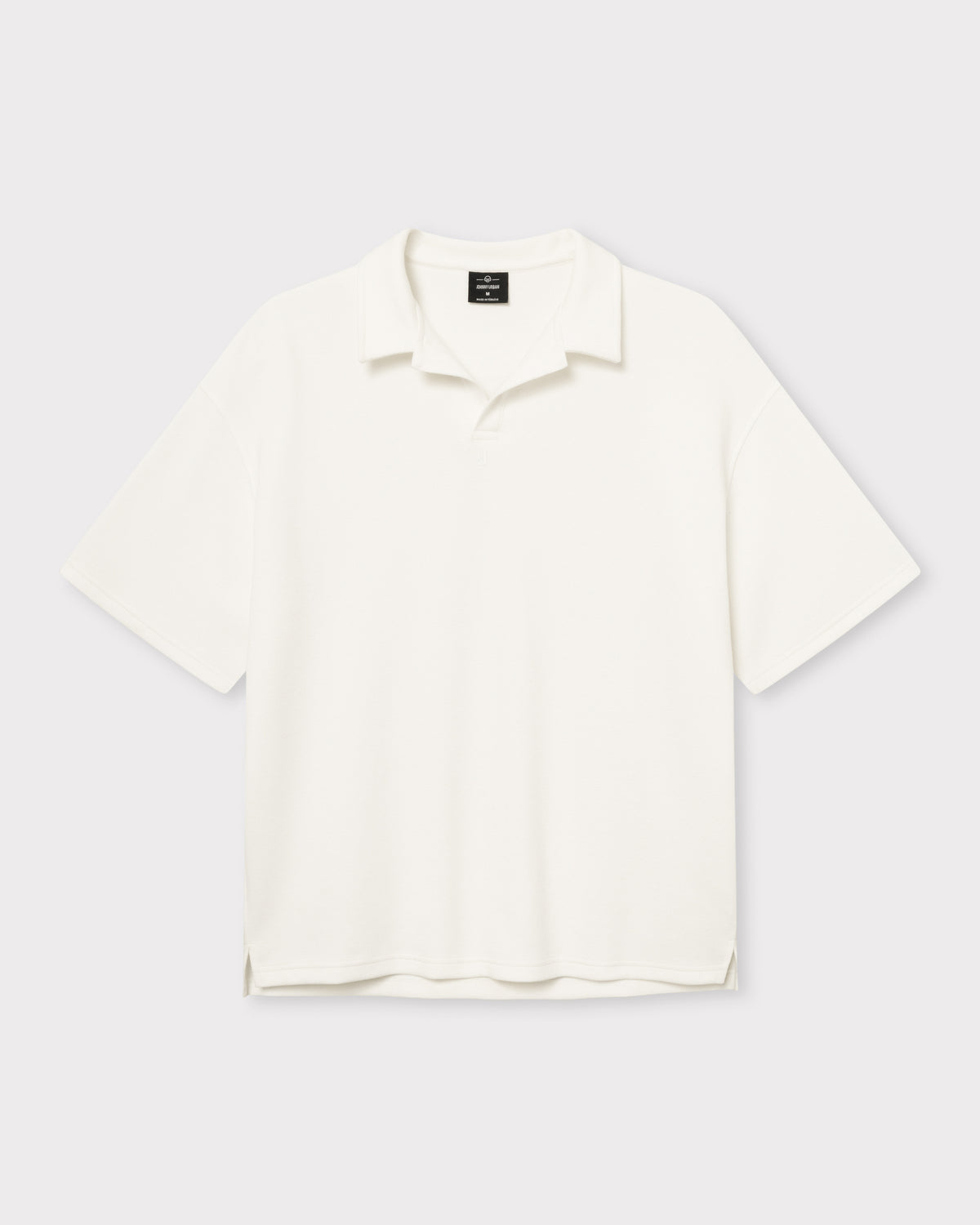 Cremefarbenes Poloshirt mit kurzem Arm und offenem Kragen, schlichtes Design