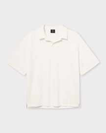Cremefarbenes Poloshirt mit kurzem Arm und offenem Kragen, schlichtes Design