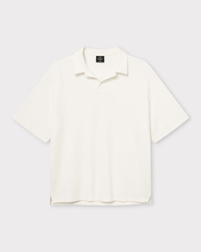 Cremefarbenes Poloshirt mit kurzem Arm und offenem Kragen, schlichtes Design