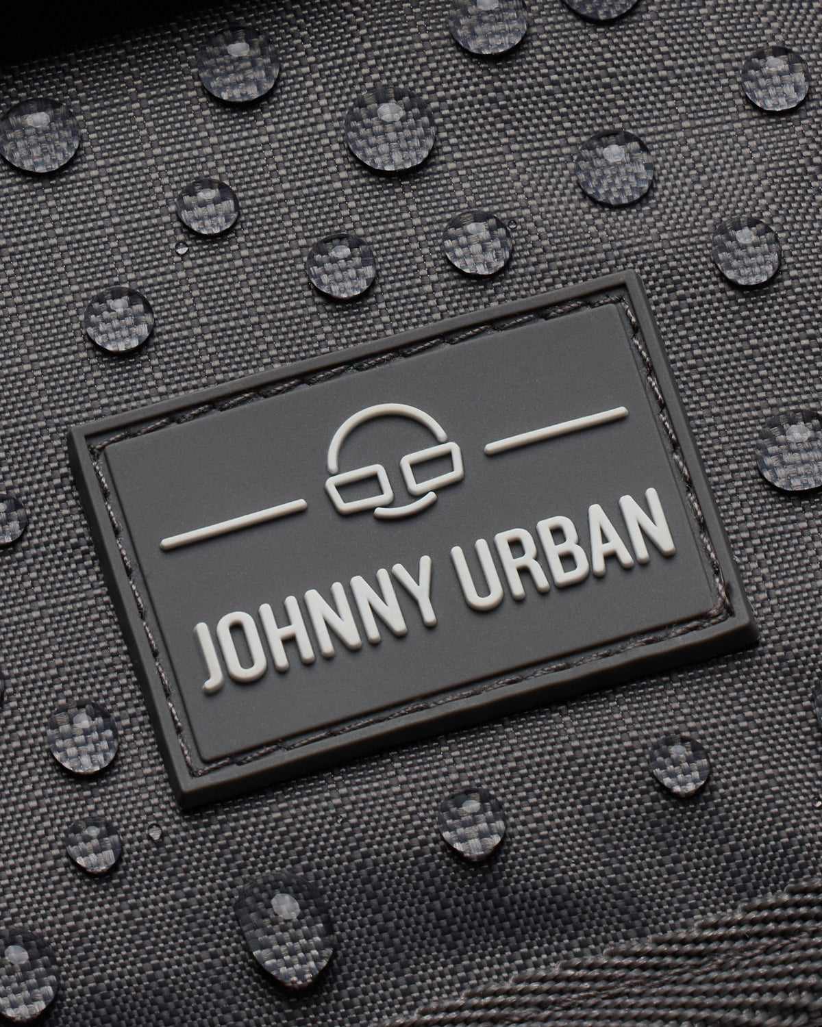 Nahaufnahme des wasserabweisenden Materials mit Johnny Urban Logo auf dem Portemonnaie 'Troy' in Grau