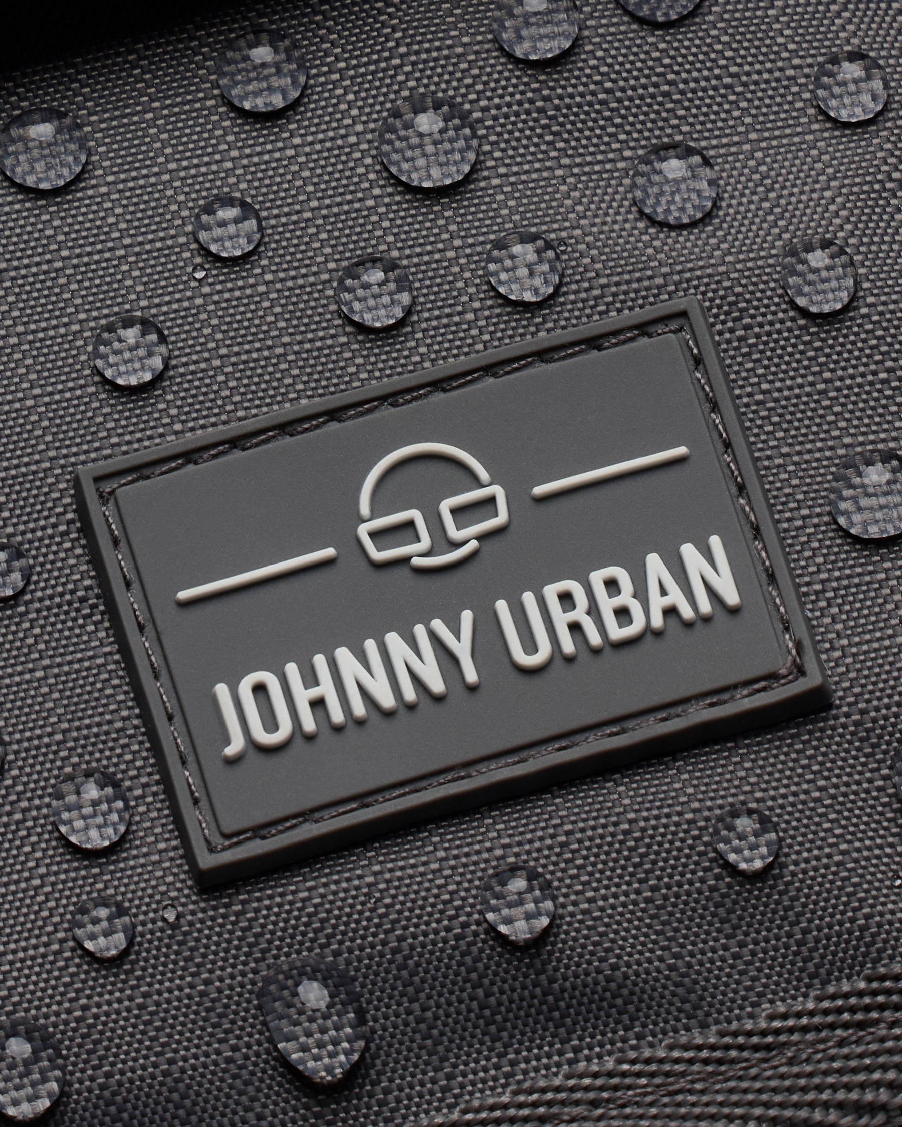 Nahaufnahme des wasserabweisenden Materials mit Johnny Urban Logo auf dem Portemonnaie 'Troy' in Grau