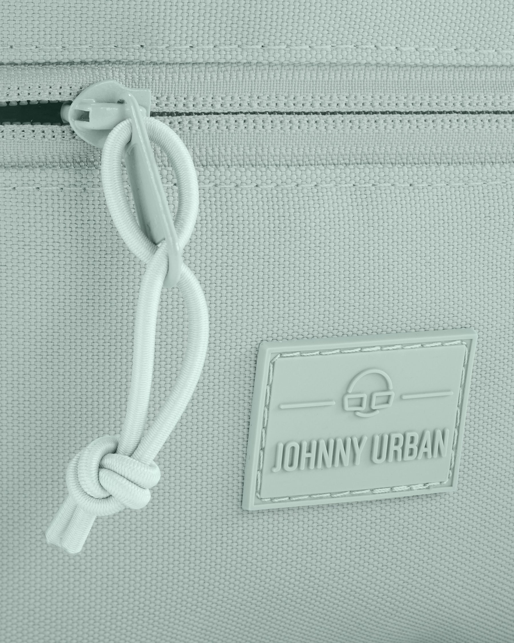Detailansicht der mintfarbenen Bauchtasche 'Erik Large' von Johnny Urban mit Reißverschluss und Logo-Patch
