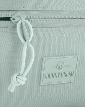 Detailansicht der mintfarbenen Bauchtasche 'Erik Large' von Johnny Urban mit Reißverschluss und Logo-Patch