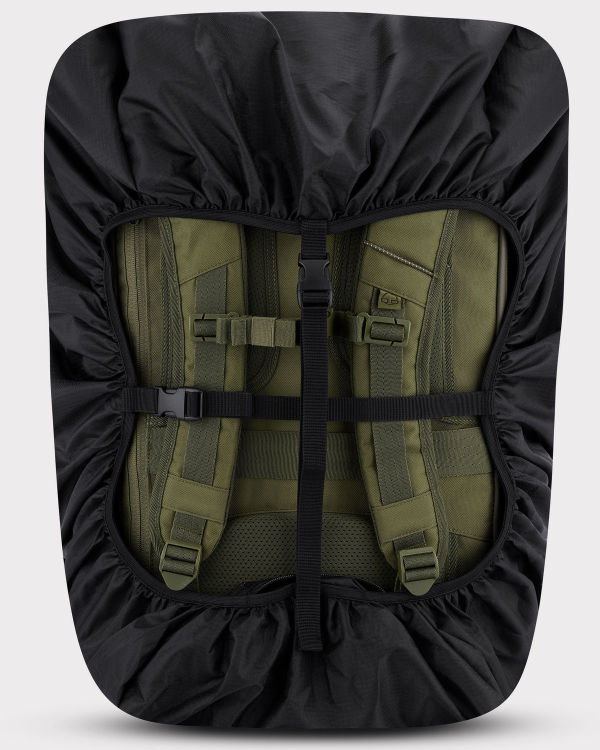 Schwarze Regenschutzhülle 'Bo XL' umhüllt Rückseite eines grünen Johnny Urban Travel XL Rucksacks