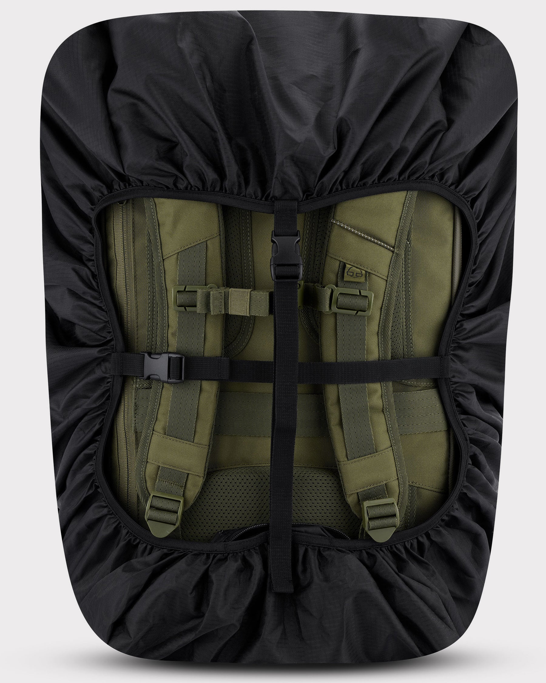 Schwarze Regenschutzhülle 'Bo XL' umhüllt Rückseite eines grünen Johnny Urban Travel XL Rucksacks