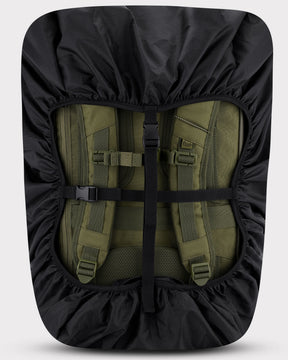 Schwarze Regenschutzhülle 'Bo XL' umhüllt Rückseite eines grünen Johnny Urban Travel XL Rucksacks