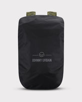 Schwarze Regenschutzhülle 'Bo XL' von Johnny Urban über einem Rucksack sichtbar die Schultergurte