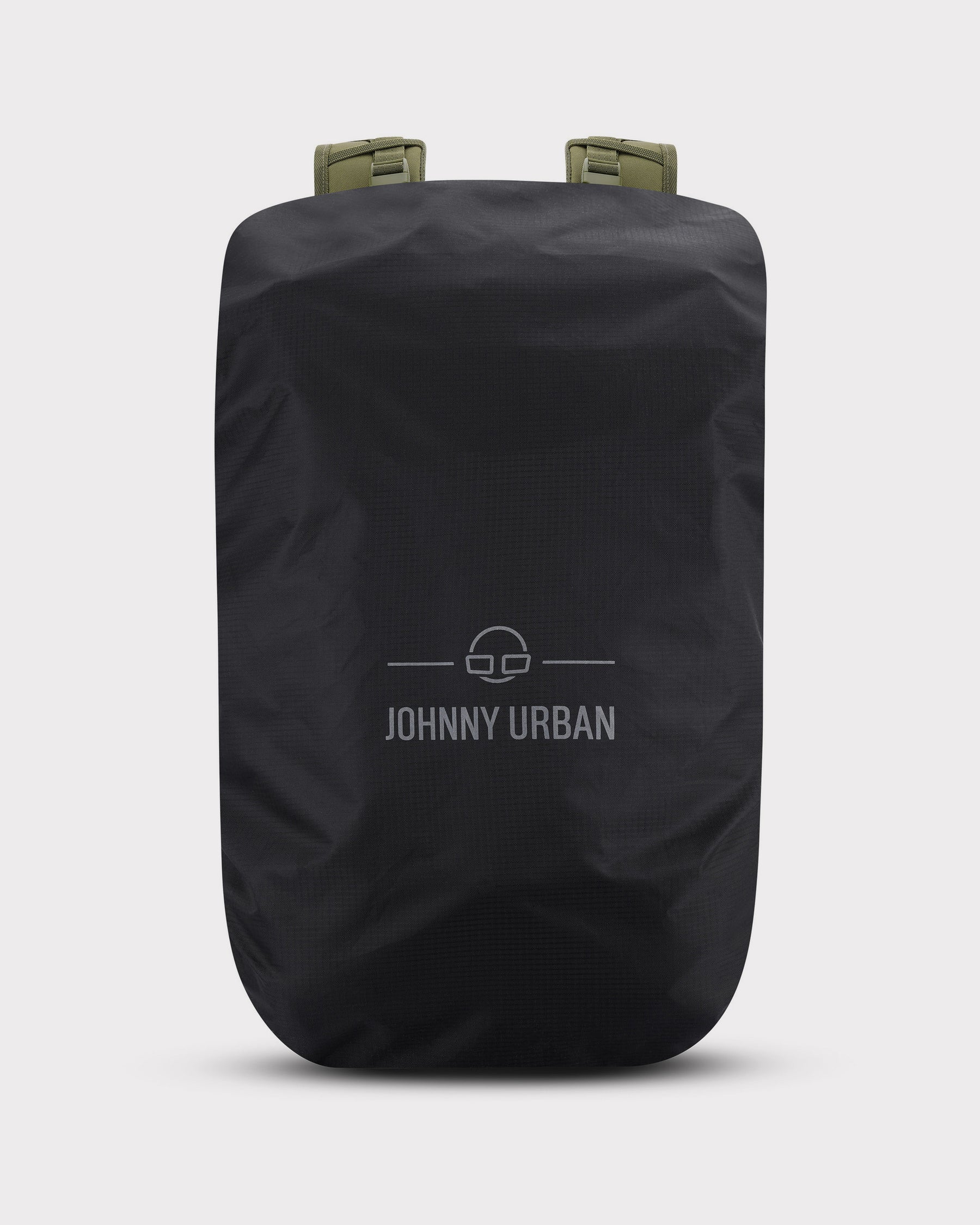 Schwarze Regenschutzhülle 'Bo XL' von Johnny Urban über einem Rucksack sichtbar die Schultergurte