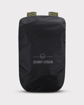Schwarze Regenschutzhülle 'Bo XL' von Johnny Urban über einem Rucksack sichtbar die Schultergurte