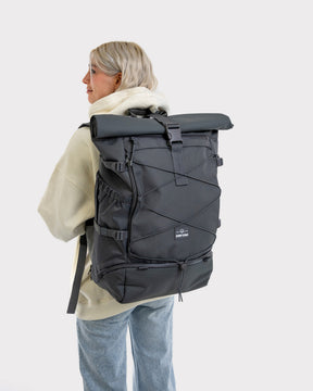 Frau mit Reiserucksack 'Allen Large Travel' von Johnny Urban in Grau, seitliche Ansicht