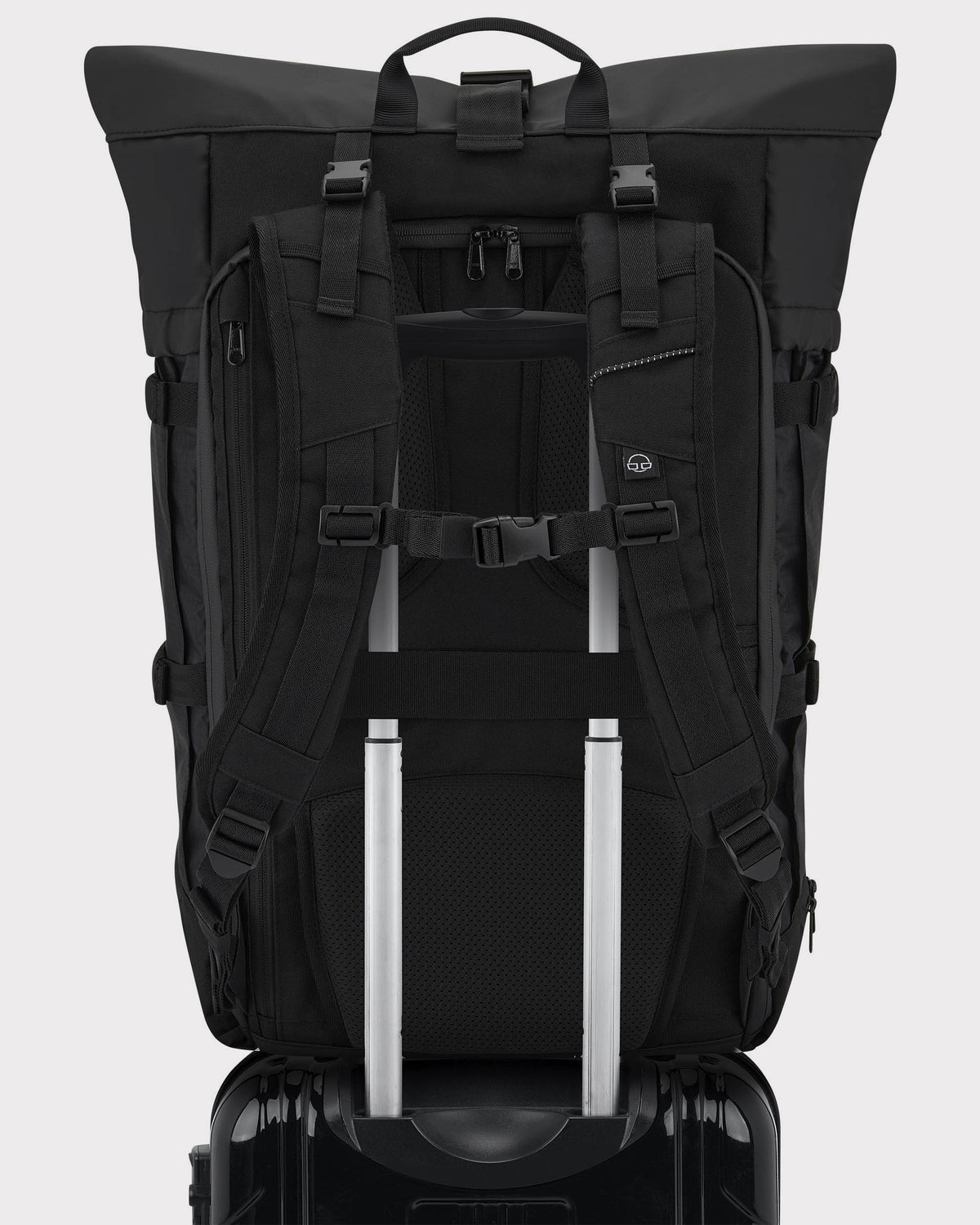 Johnny Urban Reiserucksack Allen XL Travel in Schwarz auf Trolleygriff aufgesetzt