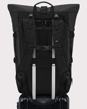 Johnny Urban Reiserucksack Allen XL Travel in Schwarz auf Trolleygriff aufgesetzt