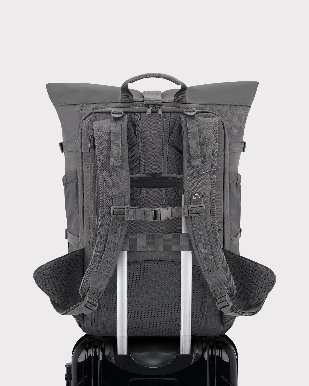 Rückansicht des dunkelgrauen Reiserucksacks 'Allen Large Travel' von Johnny Urban mit gepolsterten Schulterriemen, Hüftgurt und Befestigung auf Trolley-Griff