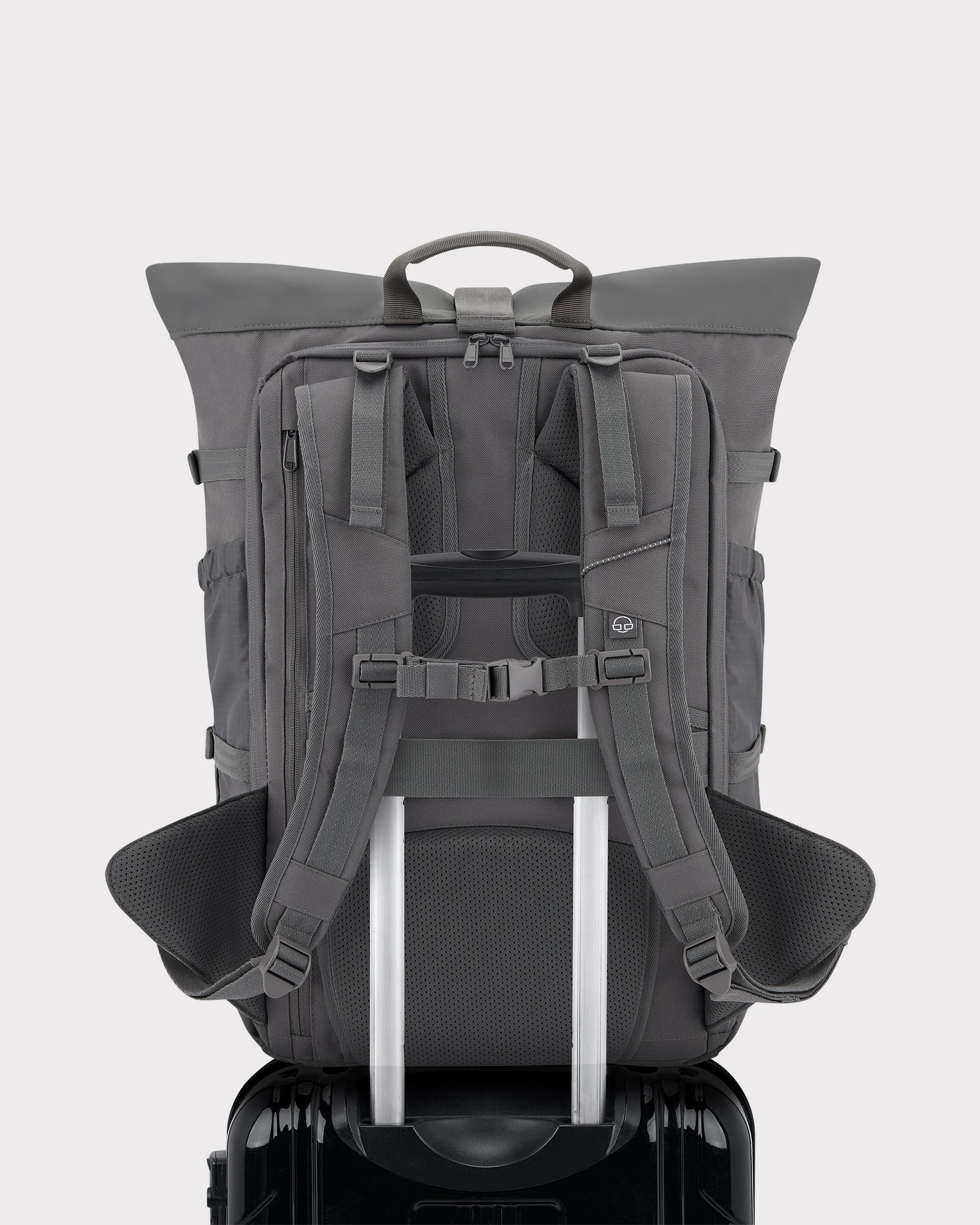 Rückansicht des dunkelgrauen Reiserucksacks 'Allen Large Travel' von Johnny Urban mit gepolsterten Schulterriemen, Hüftgurt und Befestigung auf Trolley-Griff