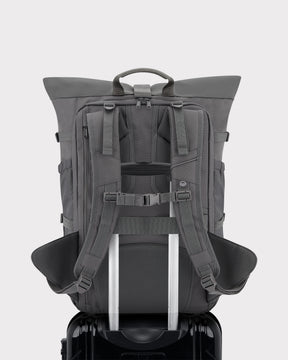 Rückansicht des dunkelgrauen Reiserucksacks 'Allen Large Travel' von Johnny Urban mit gepolsterten Schulterriemen, Hüftgurt und Befestigung auf Trolley-Griff