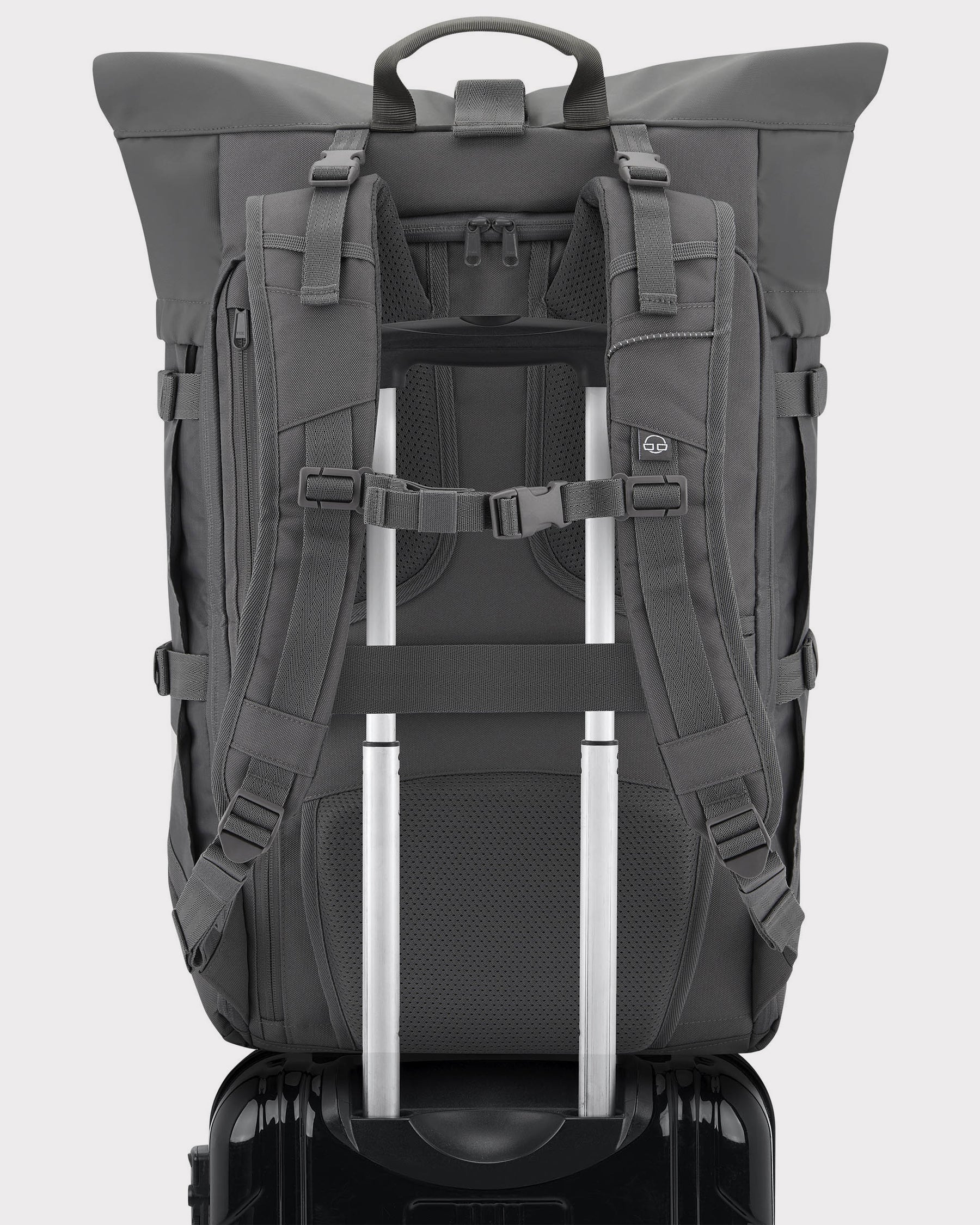 Grauer Reiserucksack Allen XL Travel von Johnny Urban mit gepolsterten Schultergurten, abnehmbarer Brustgurtschnalle und Befestigung für Rollkofferstange