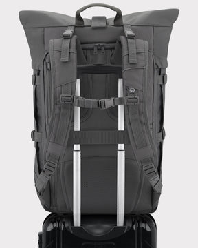 Grauer Reiserucksack Allen XL Travel von Johnny Urban mit gepolsterten Schultergurten, abnehmbarer Brustgurtschnalle und Befestigung für Rollkofferstange
