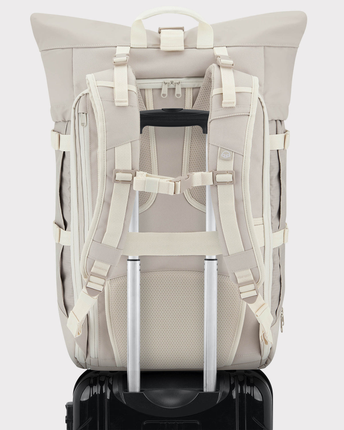 Beiger Reiserucksack Allen XL Travel von Johnny Urban auf ausziehbarem Koffergriff stehend