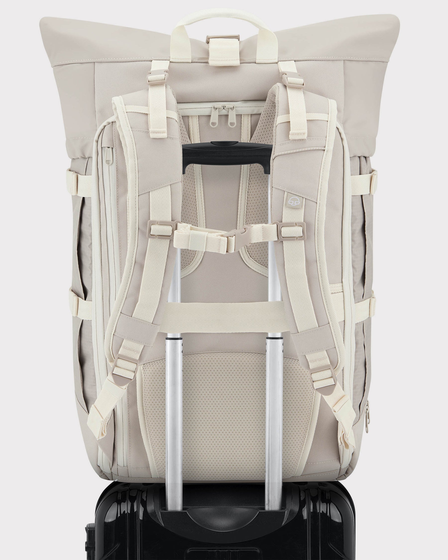 Beiger Reiserucksack Allen XL Travel von Johnny Urban auf ausziehbarem Koffergriff stehend