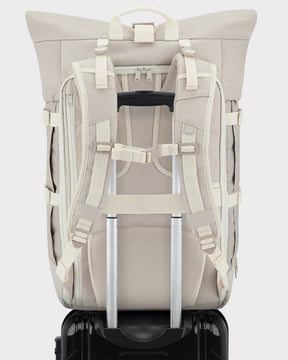 Beiger Reiserucksack Allen XL Travel von Johnny Urban auf ausziehbarem Koffergriff stehend