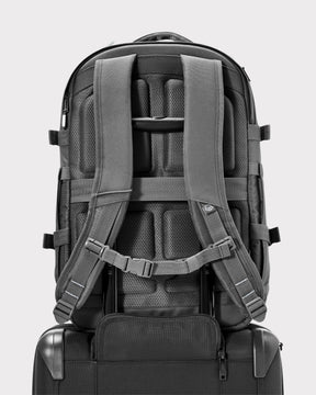 Rucksack 'Jack' von Johnny Urban in Dunkelgrau mit gepolstertem Rücken und verstellbaren Schultergurten auf Rollkoffer montiert