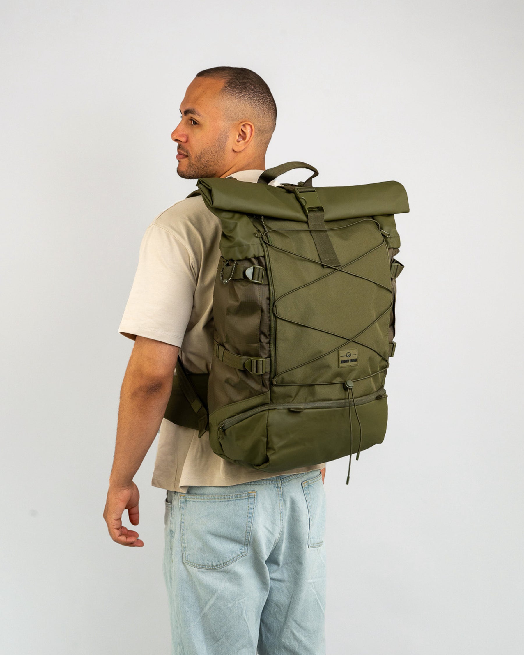 Mann mit Reiserucksack Allen XL Travel von Johnny Urban, olivgrün, großer Rolltop-Rucksack mit Außentaschen