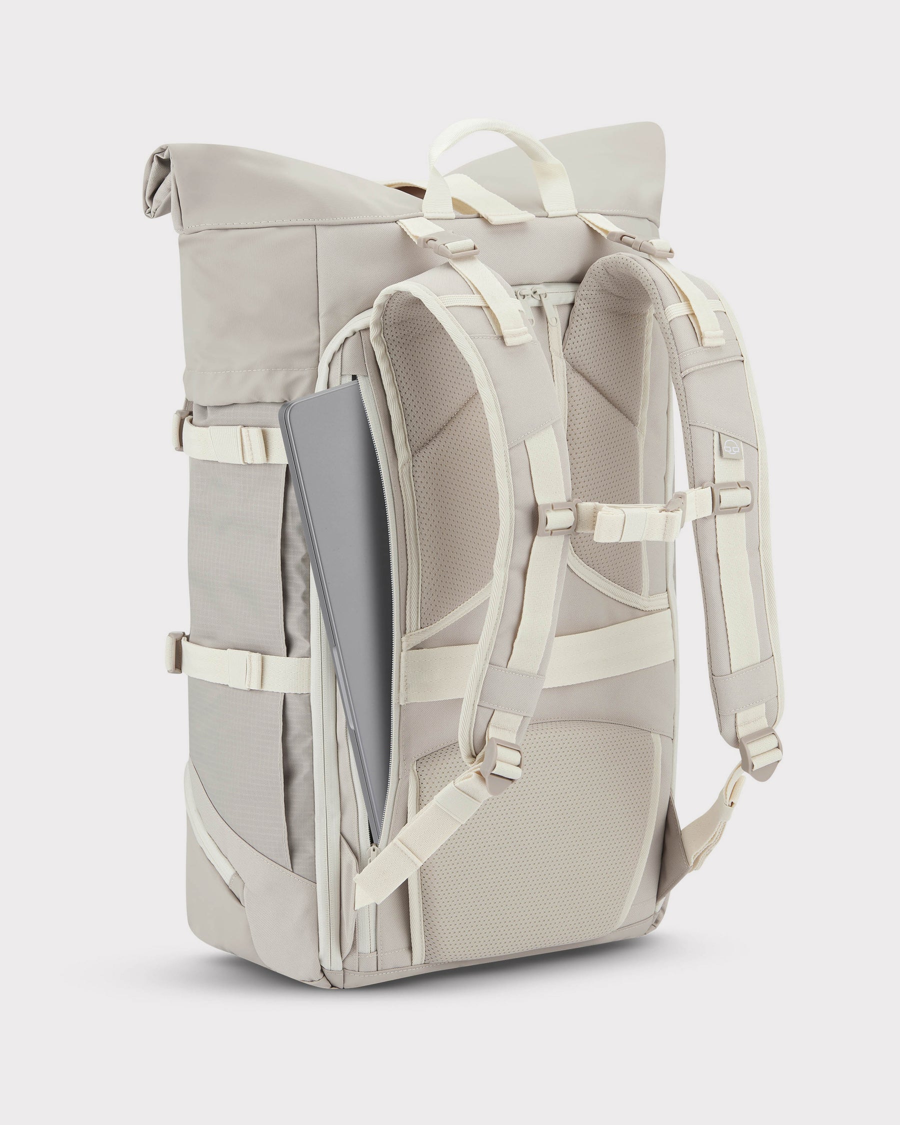 Beiger Reiserucksack 'Allen XL Travel' von Johnny Urban mit gepolstertem Rücken und seitlichem Laptopfach