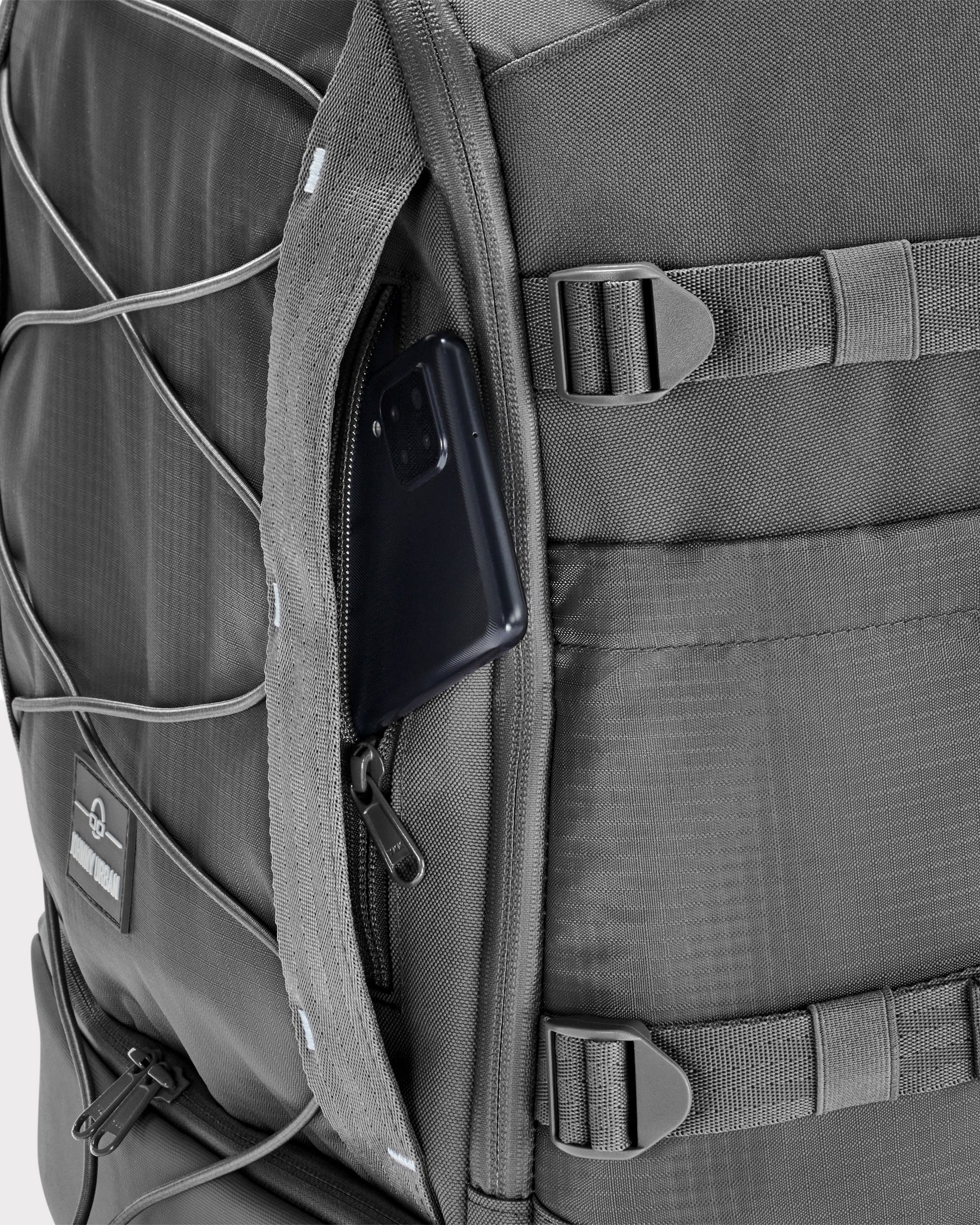Dunkelgrauer Reiserucksack 'Jack' mit elastischem Spanngurt und seitlicher Reißverschlusstasche mit Smartphone