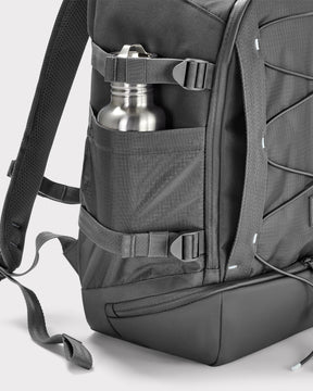 Seitliche Ansicht des grauen Reiserucksacks 'Jack' von Johnny Urban mit einer Metallflasche in der Außentasche und verstellbaren Riemen
