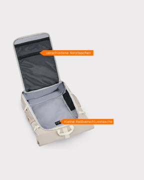 Beige Reiserucksack 'Allen Large Travel' von Johnny Urban geöffnet mit verschiedenen Netz- und kleinen Reißverschlusstaschen
