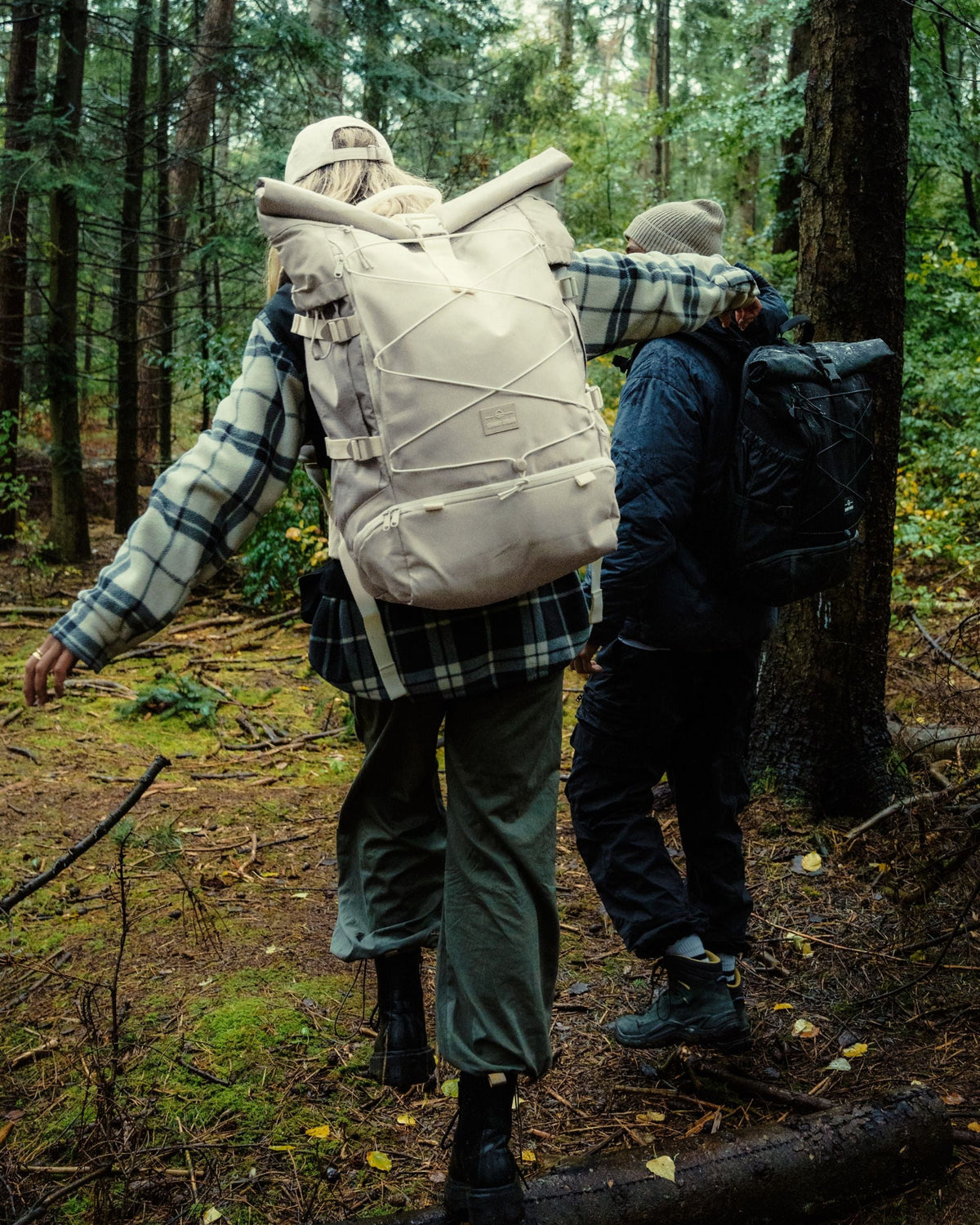 Dame mit beigem Johnny Urban Reiserucksack 'Allen XL Travel' wandert in bewaldeter Umgebung